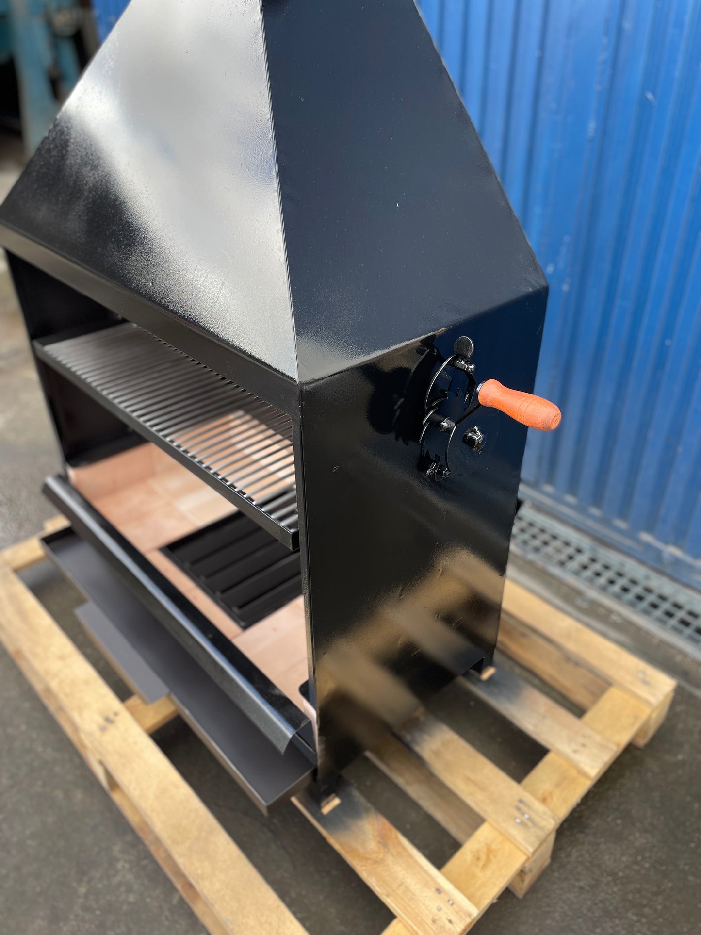 BBQ con Leñero y Cajón para Cenizas