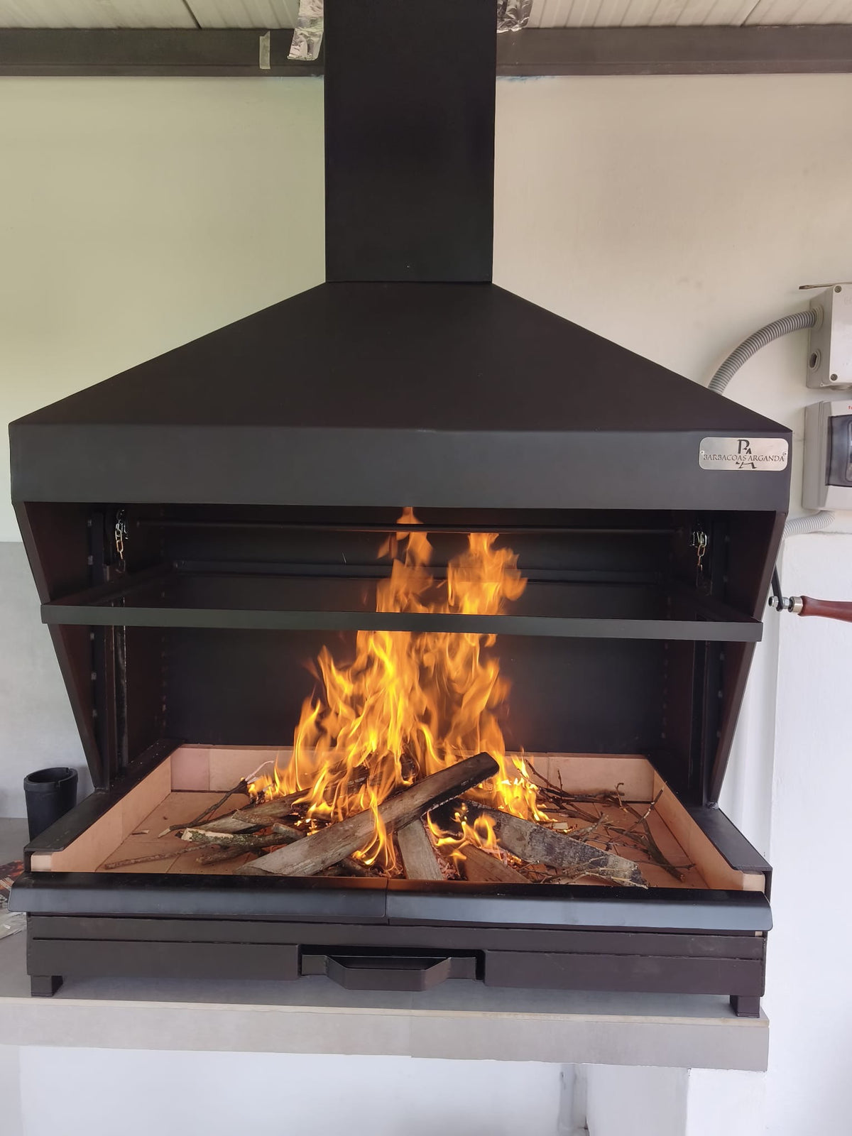 Barbacoa Metálica con Campana Moderna