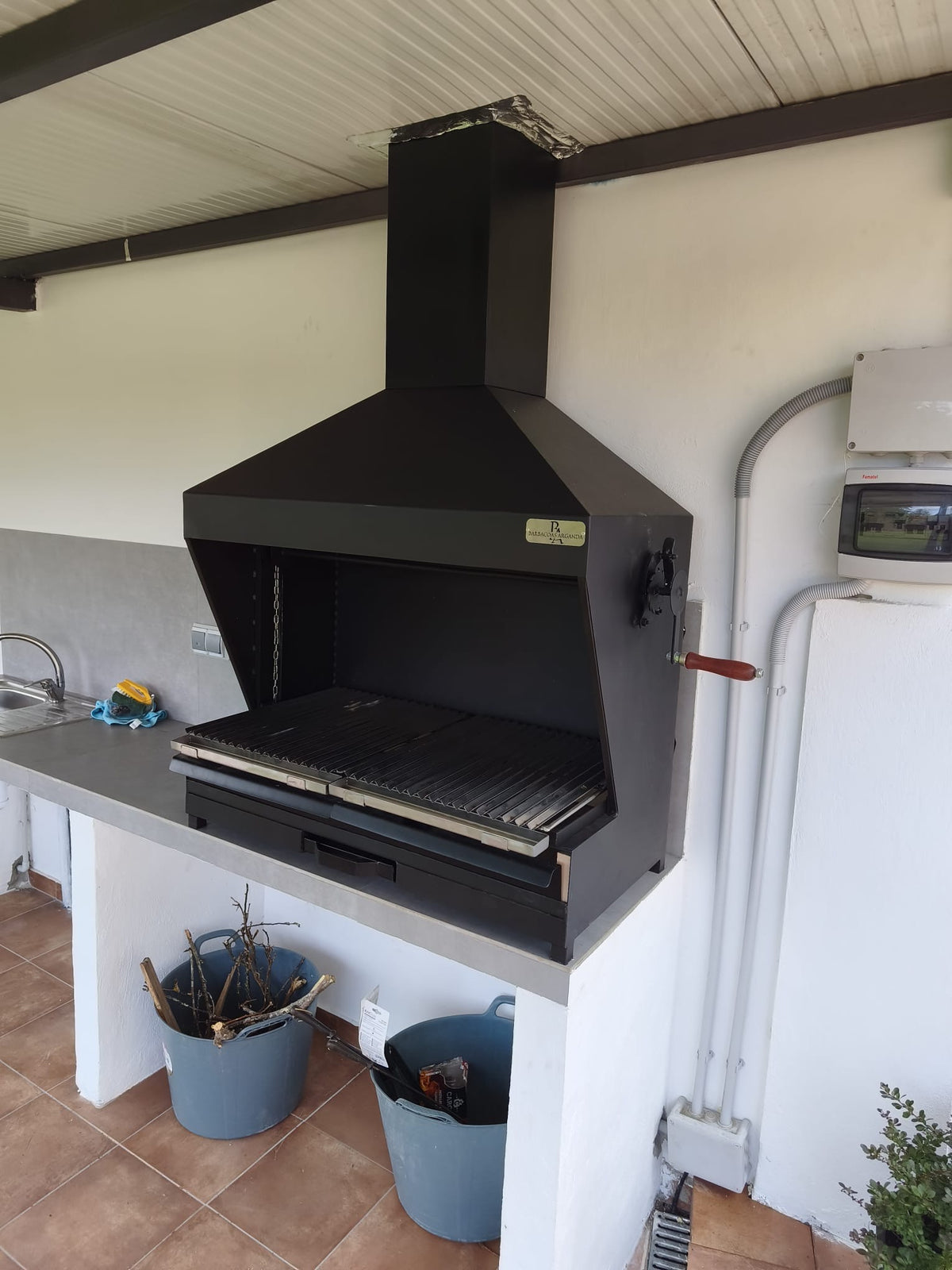 Barbacoa Metálica con Campana Moderna